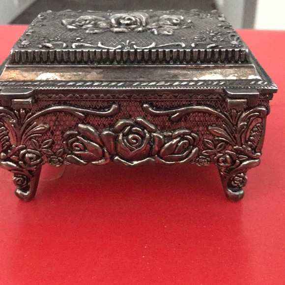 Beautiful trinket box- vintage silver tone w roses - Picture 5 of 8